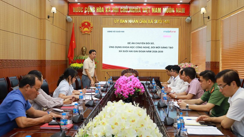 Đồng chí Lê Hào Quang, Phó Chủ tịch UBND xã Suối Hai chủ trì hội nghị nghe báo cáo đề xuất triển khai Đề án chuyển đổi số giai đoạn 2026–2030