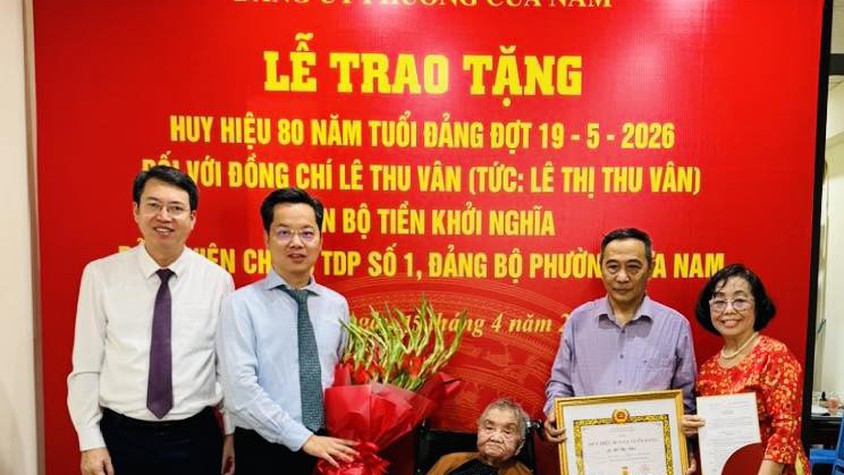 TRANG TRỌNG TRAO HUY HIỆU 80 NĂM TUỔI ĐẢNG CHO ĐỒNG CHÍ LÊ THU VÂN – ĐẢNG VIÊN CHI BỘ TỔ DÂN PHỐ SỐ 1, PHƯỜNG CỬA NAM
