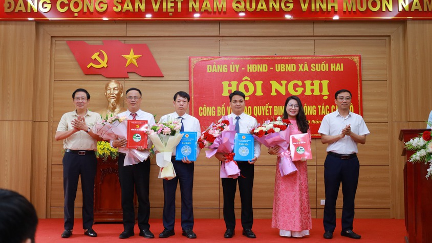 Xã Suối Hai công bố các quyết định về công tác cán bộ