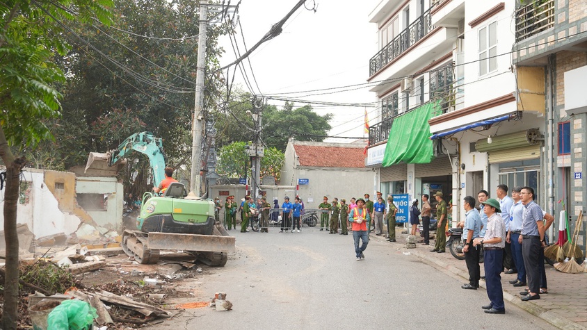 UBND xã Gia Lâm tổ chức cưỡng chế giải tỏa các công trình vi phạm tại thôn Dương Đá và Dương Đanh