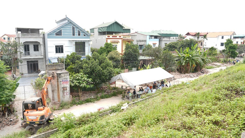 Xã Thuận An cưỡng chế thu hồi đất đối với 08 hộ dân để thực hiện dự án Xây dựng tuyến đường đê Hữu Đuống đoạn từ Dốc Lời- Đặng Xá đến xã Lệ Chi (nay là xã Thuận An, TP Hà Nội).