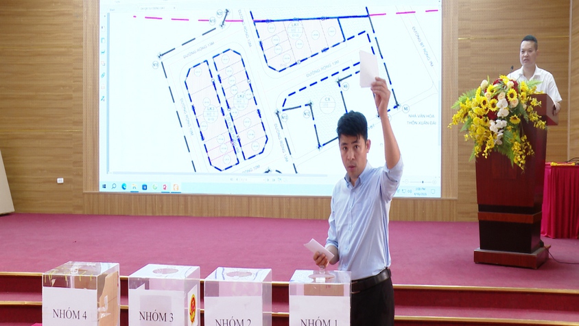 Ứng Hòa tổ chức bốc thăm đất tái định cư cho 18 hộ dân.