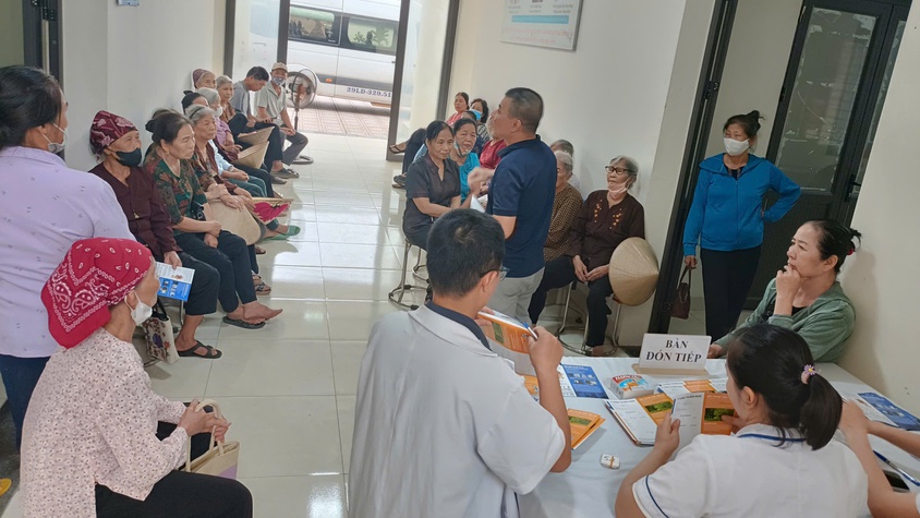 Chăm sóc “đôi mắt sáng” cho cộng đồng: xã Bất Bạt tổ chức khám mắt miễn phí cho hơn 500 người dân