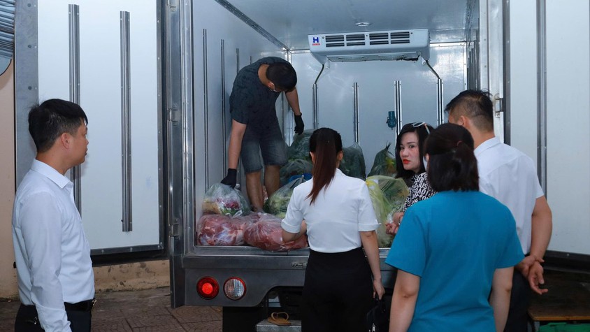 Suối Hai kiểm tra đột xuất công tác cung cấp thực phẩm tại hai trường học