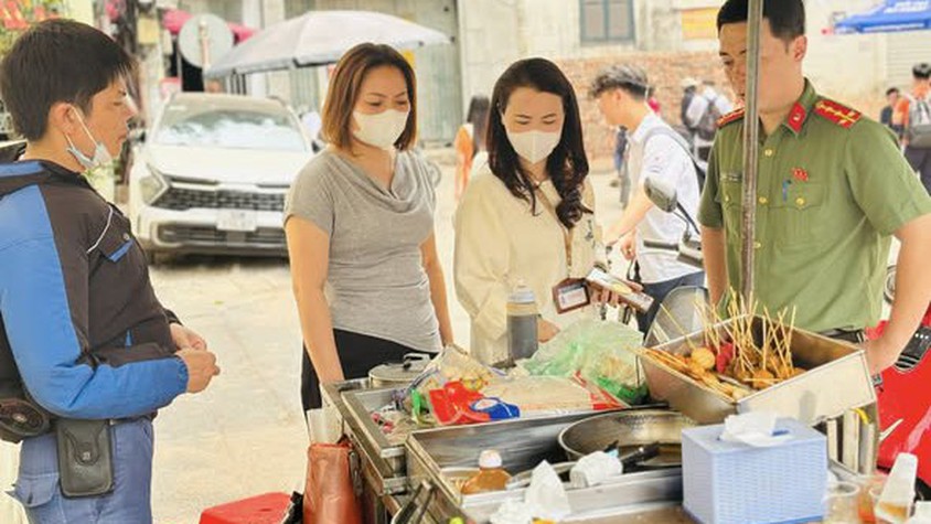 Tăng cường kiểm soát an toàn thực phẩm trong và xung quanh cổng trường học trên địa bàn phường Đống Đa