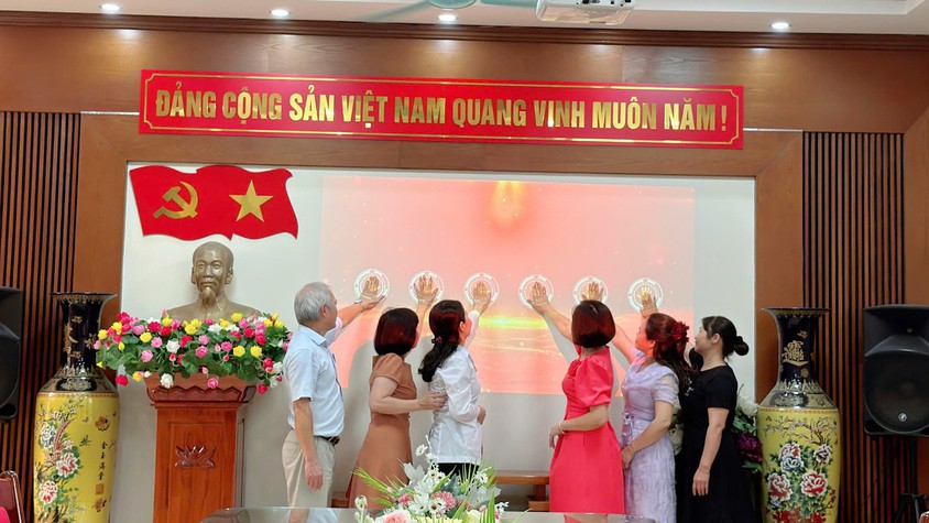 Chi bộ trường Tiểu học Tam Hiệp ra mắt ấn phẩm điện tử “Cẩm nang Y tế học đường”