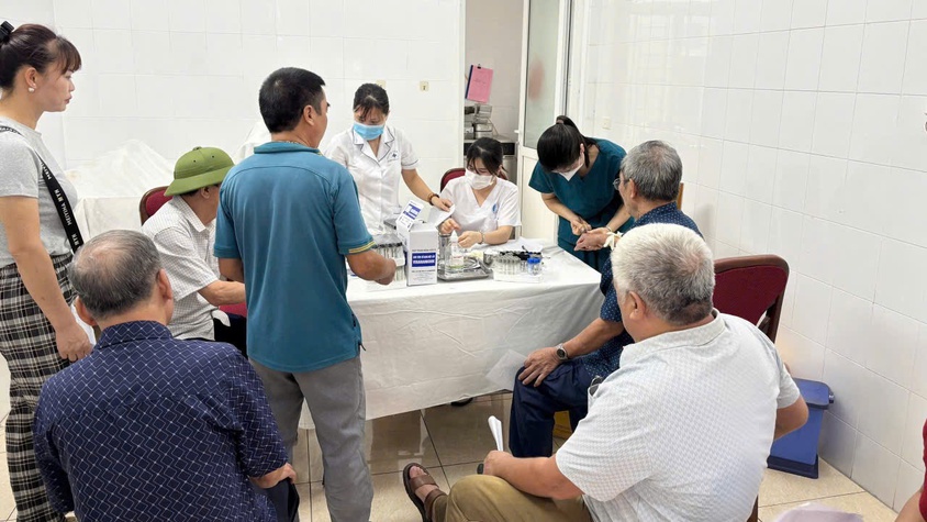 Phường Thượng Cát tổ chức khám sức khỏe miễn phí