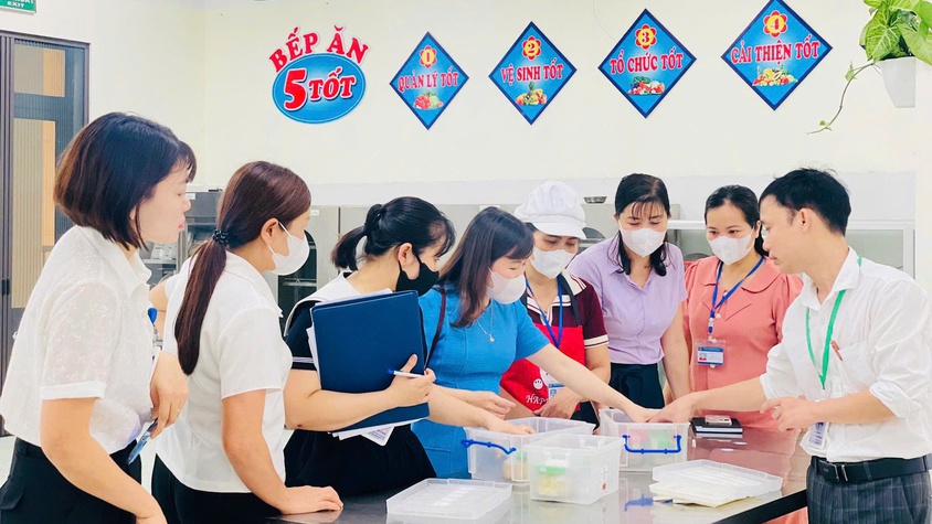 UBND xã Bất Bạt tăng cường kiểm tra công tác y tế trường học và an toàn thực phẩm tại các bếp ăn bán trú