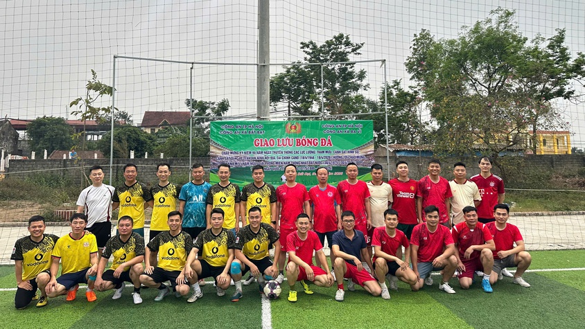 Sôi nổi trận giao lưu bóng đá chào mừng kỷ niệm 80 năm ngày truyền thống các lực lượng Công an nhân dân