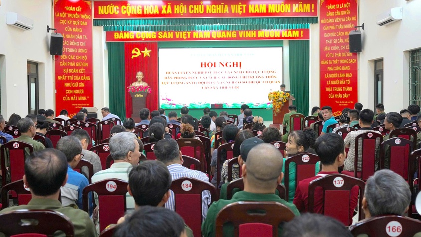 Hội nghị huấn luyện nghiệp vụ PCCC và CNCH cho lực lượng dân phòng PCCC và CNCH, các đồng chí Trưởng thôn, lực lượng ANTT; Đội PCCC và CNCH cơ sở thuộc cơ quan UBND xã Thiên Lộc.