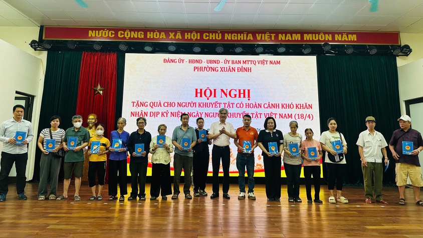 Phường Xuân Đỉnh trao 82 suất quà cho người khuyết tật có hoàn cảnh khó khăn