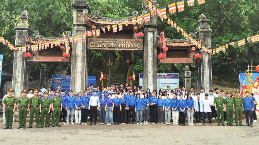 Tuổi trẻ Tây Phương ra quân vệ sinh môi trường, sẵn sàng khai hội lễ hội truyền thống quốc gia Chùa Tây Phương 2026