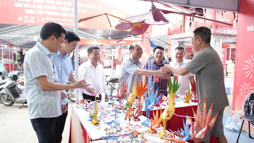 Đoàn công tác lãnh đạo xã trực tiếp khảo sát, kiểm tra thực tế tại khu vực các gian hàng trưng bày sản phẩm OCOP và làng nghề truyền thống.