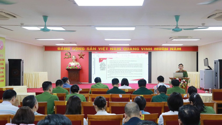 Tập huấn công tác PCCC, CNCH cho đội ngũ cán bộ công chức, người lao động phường Dương Nội