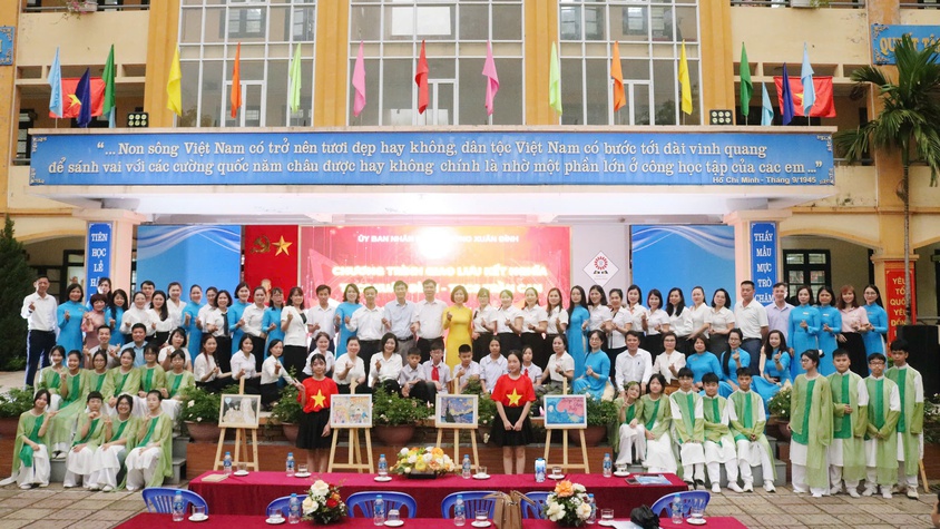 Phường Xuân Đỉnh gặp mặt, giao lưu, ký kết hợp tác giáo dục với đoàn cán bộ, giáo viên, học sinh phường Điện Biên Phủ (tỉnh Điện Biên)