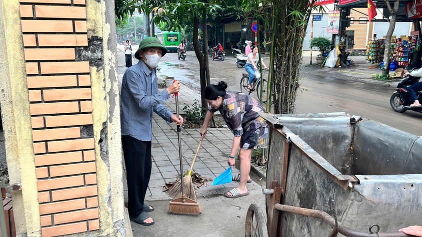 Trạm Y tế phường Yên Nghĩa ra quân tổng vệ sinh môi trường phòng, chống dịch bệnh sốt xuất huyết