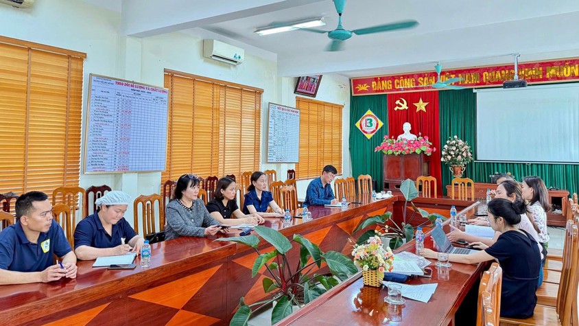 TĂNG CƯỜNG KIỂM TRA, GIÁM SÁT AN TOÀN THỰC PHẨM TẠI BẾP ĂN TRƯỜNG HỌC - QUYẾT KHÔNG ĐỂ THỰC PHẨM BẨN LEN LỎI