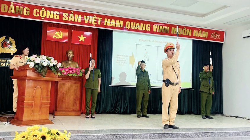 Công an xã Phúc Lộc tập huấn kỹ năng điều tiết giao thông cho lực lượng an ninh cơ sở