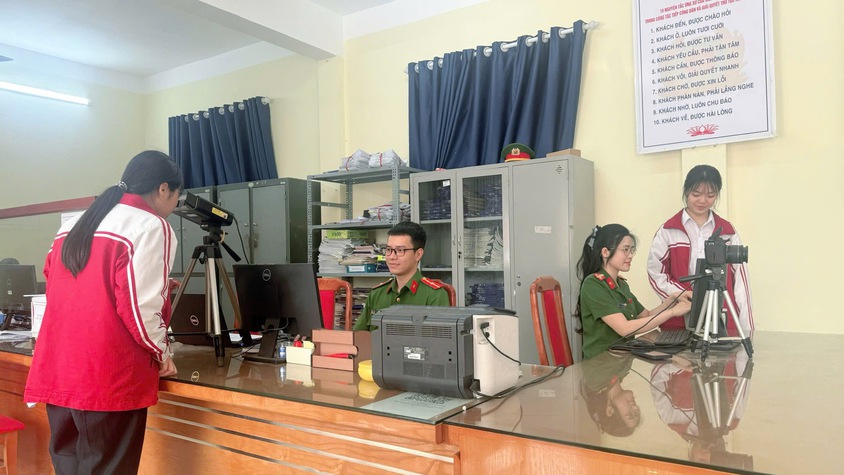 Công an xã Phúc Lộc tích cực thu nhận tài khoản định danh điện tử và cấp thẻ Căn cước cho công dân