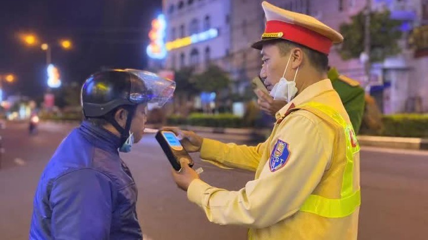 UBND phường Văn Miếu - Quốc Tử Giám tuyên truyền đến Nhân dân nội dung về việc bãi bỏ hoàn toàn Nghị đinh 100 thì hành vi vi phạm nồng độ cồn sẽ xử lý ra sao?