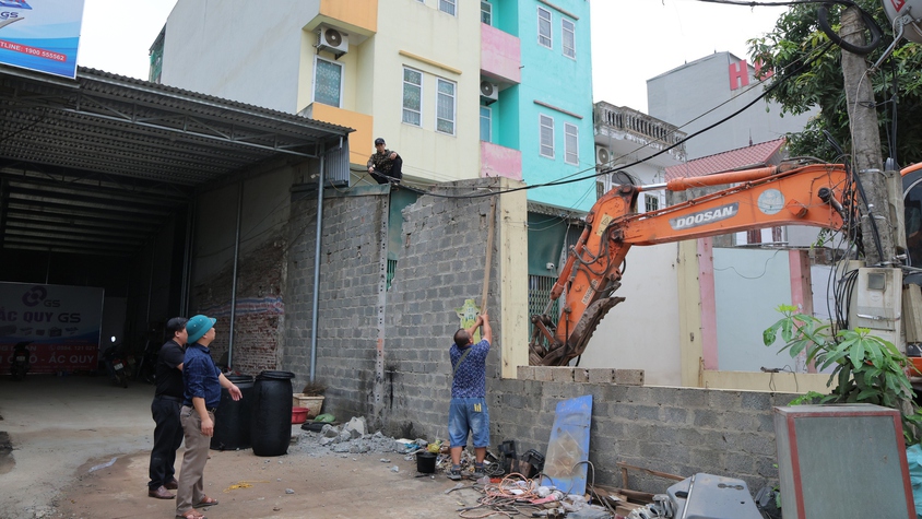 Phú Nghĩa đẩy nhanh tiến độ tháo dỡ để bàn giao mặt bằng thi công Dự án cải tạo, nâng cấp Quốc lộ 6 đoạn Ba La – Xuân Mai