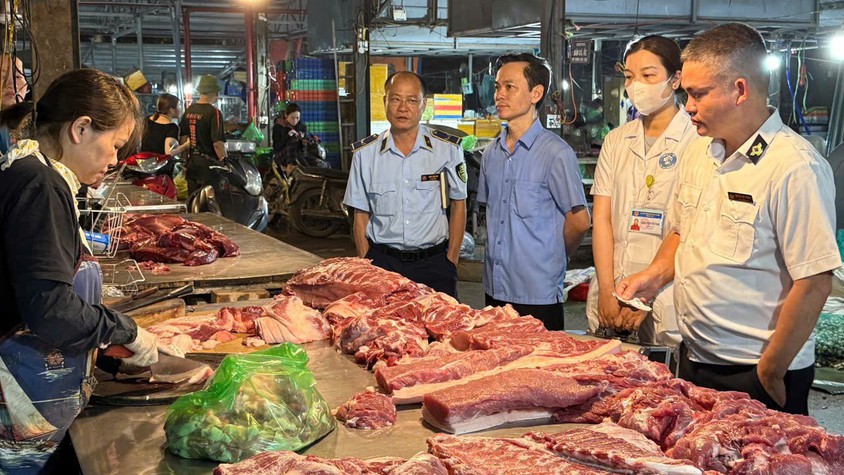 Đoàn kiểm tra liên ngành ATTP xã Đại Thanh kiểm tra việc giết mổ, buôn bán động vật và sản phẩm có nguồn gốc từ động vật tại các gian hàng chợ Tam Hiệp (thôn Huỳnh Cung) và chợ Quỳnh Đô (thôn Quỳnh Đô)