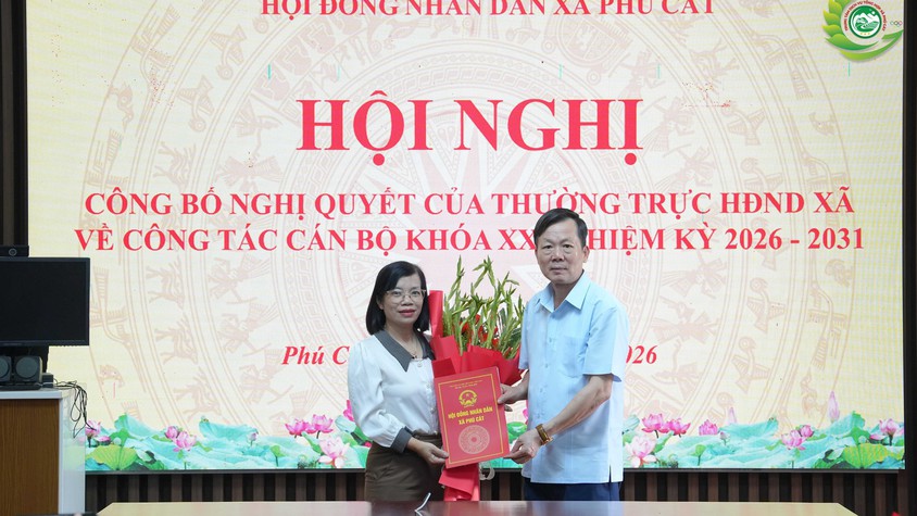 Phú Cát: Công bố, trao Nghị quyết phê chuẩn chức danh Phó Trưởng ban HĐND xã khóa XXI, nhiệm kỳ 2026-2031