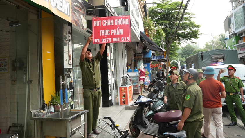 SƠN TÂY RA QUÂN XỬ LÝ VI PHẠM TRẬT TỰ ĐÔ THỊ TRÊN TUYẾN PHỐ QUANG TRUNG VÀ CẦU TRÌ