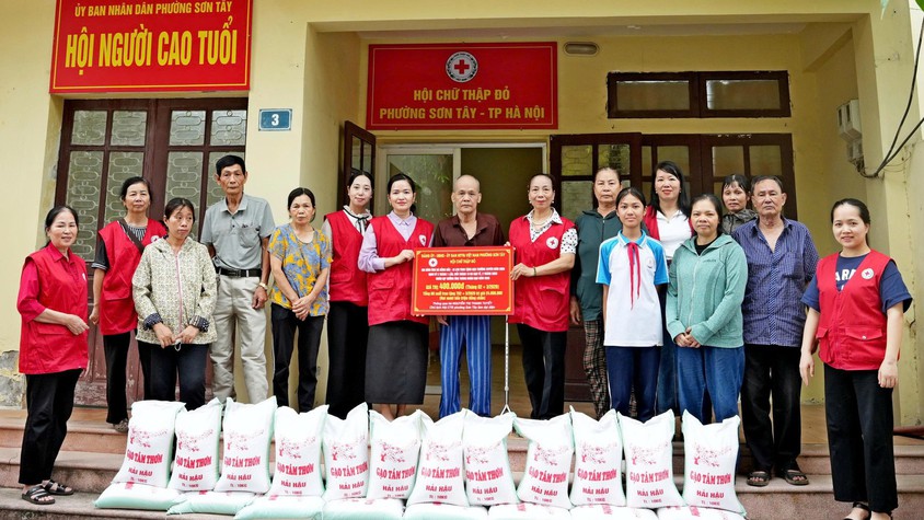 SƠN TÂY TRAO TẶNG GẠO THƯỜNG XUYÊN CHO 60 HỘ KHÓ KHĂN