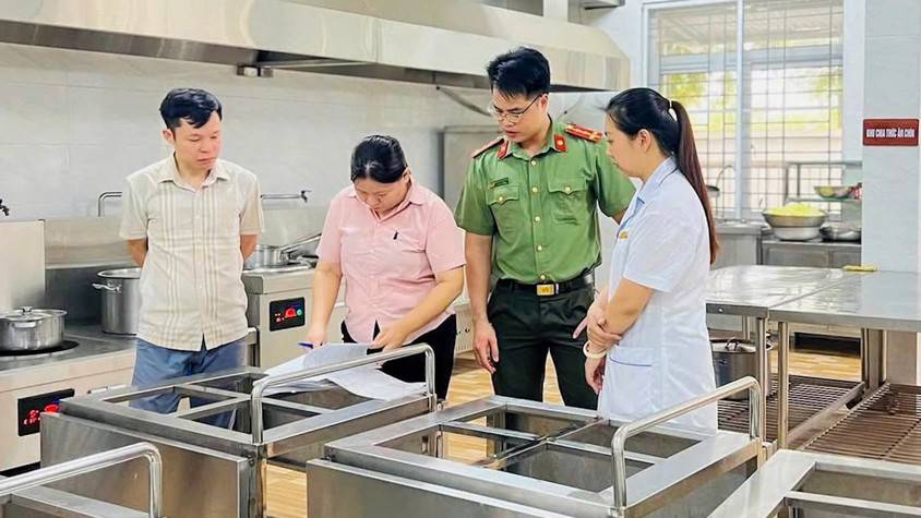 Công an xã Nam Phù tăng cường kiểm tra, siết chặt quản lý an toàn thực phẩm vì sức khỏe cộng đồng