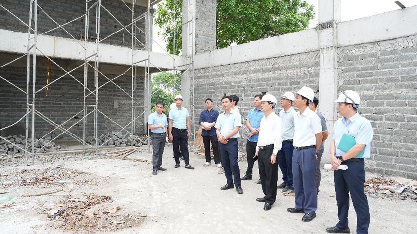 Bí thư Đảng ủy, Chủ tịch HĐND xã Thuận An kiểm tra tiến độ dự án trên địa bàn xã