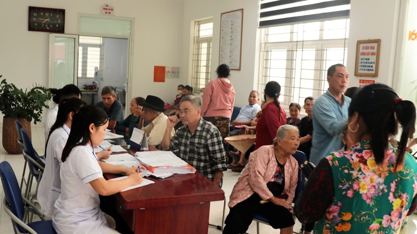 Trạm Y tế xã Hồng Sơn phối hợp với Bệnh viện Mắt Quốc tế DND khám sức khoẻ miễn phí cho 1283 người