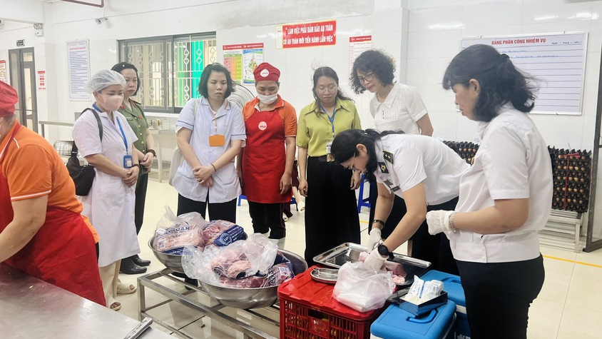 Phường Giảng Võ: Tăng cường kiểm tra đột xuất, siết chặt an toàn thực phẩm tại bếp ăn các trường học