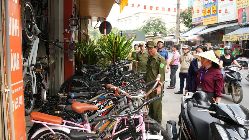 SƠN TÂY RA QUÂN XỬ LÝ VI PHẠM TRẬT TỰ ĐÔ THỊ TRÊN TUYẾN PHỐ PHÙNG KHẮC KHOAN
