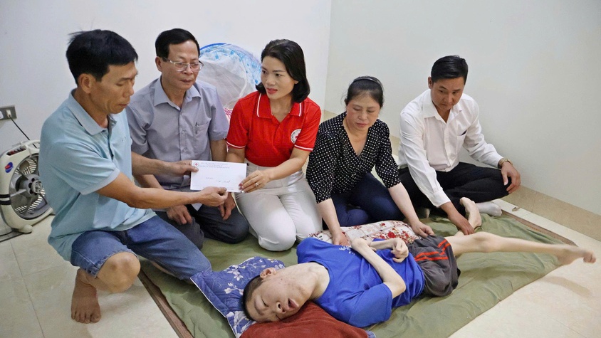 Hội chữ thập đỏ xã Đoài Phương tặng quà 9 người khuyết tật đặc biệt nặng