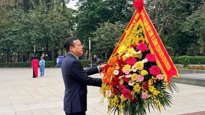 Phường Ba Đình dâng hoa tưởng niệm 156 năm Ngày sinh V.I. Lê-nin
