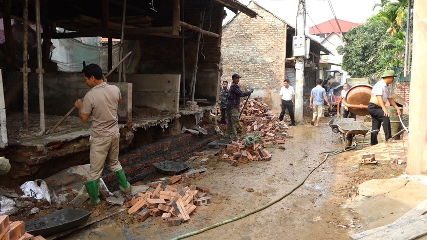 nhân dân xóm 4, thôn Yên Bồ, xã Vật Lại tích cực hiến đất, chung sức xây dựng đường giao thông nông thôn