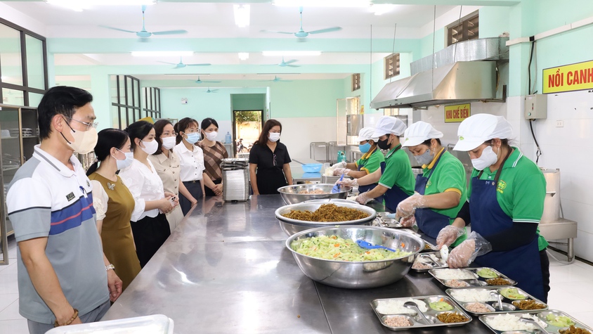 Phường Tùng Thiện tăng cường kiểm tra công tác y tế trường học và an toàn thực phẩm năm học 2025-2026