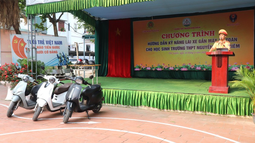 Chương trình hướng dẫn kỹ năng lái xe an toàn cho học sinh trường THPT Nguyễn Bỉnh Khiêm