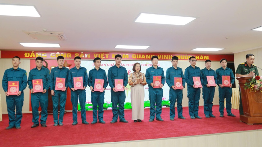 Phường Dương Nội kết nạp 86 chiến sỹ dân quân năm nhất