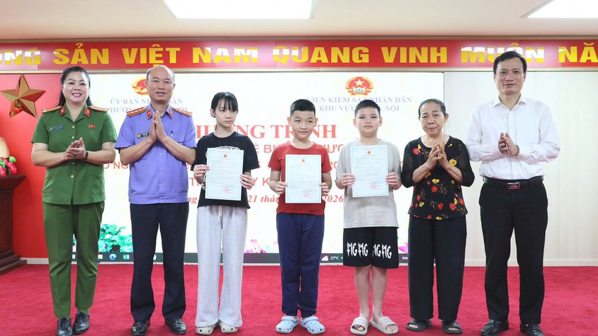 Nỗ lực xây dựng nền hành chính hiện đại, hiệu quả và nhân văn: Phường Dương Nội trao giấy khai sinh cho trẻ em yếu thế