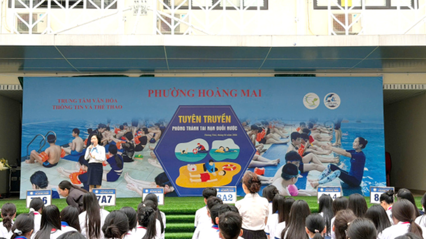 CHỦ ĐỘNG TRƯỚC LÀN NƯỚC – VỮNG VÀNG KỸ NĂNG SỐNG: HỌC SINH TRƯỜNG THCS HOÀNG MAI TẬP HUẤN KỸ NĂNG PHÒNG TRÁNH TAI NẠN ĐUỐI NƯỚC