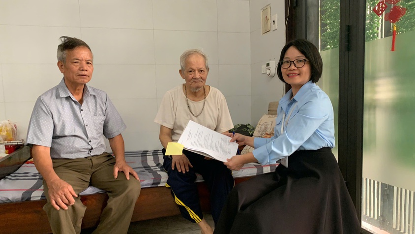 Tổ xung kích Phú Lương: Chứng thực giấy ủy quyền tại nhà cho người dân khó khăn đi lại