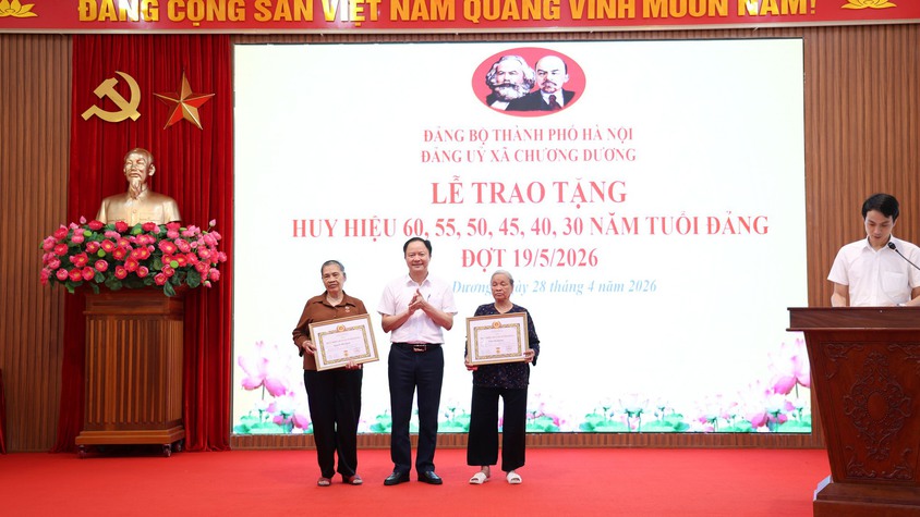 Đảng ủy xã Chương Dương tổ chức trao huy hiệu Đảng đợt 19/5 và giao ban công tác tháng 4