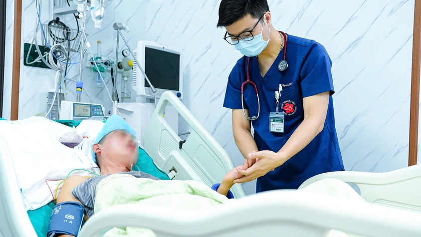 Bác sĩ cảnh báo nguy cơ đột quỵ từ thói quen 'tắm ngay sau khi đi nắng về'