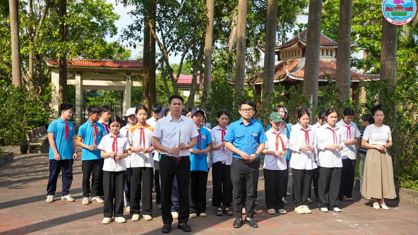TRƯỜNG THCS CỘNG HÒA TỔ CHỨC DÂNG HƯƠNG TẠI NGHĨA TRANG LIỆT SỸ CỘNG HÒA NHÂN KỶ NIỆM 51 NĂM NGÀY GIẢI PHÓNG MIỀN NAM, THỐNG NHẤT ĐẤT NƯỚC