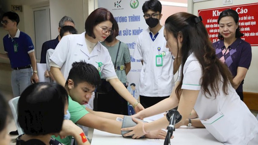 Hơn 100 người khuyết tật phường Hoàn Kiếm được khám, tư vấn sức khỏe miễn phí