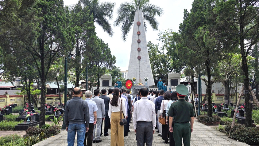Đoàn đại biểu phường Phú Lương viếng nghĩa trang Liệt sỹ nhân dịp kỷ niệm 51 năm ngày giải phóng Miền Nam thống nhất đất nước