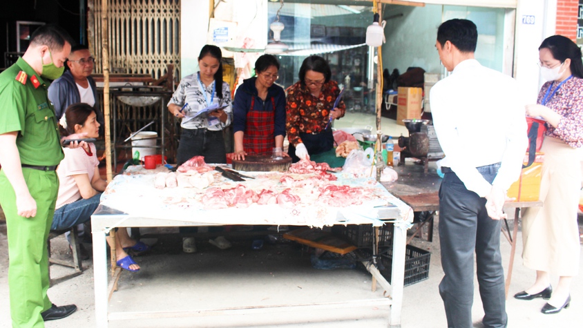 Tăng cường công tác Kiểm tra An toàn thực phẩm tại các chợ dân sinh trên địa bàn xã Phú Xuyên.