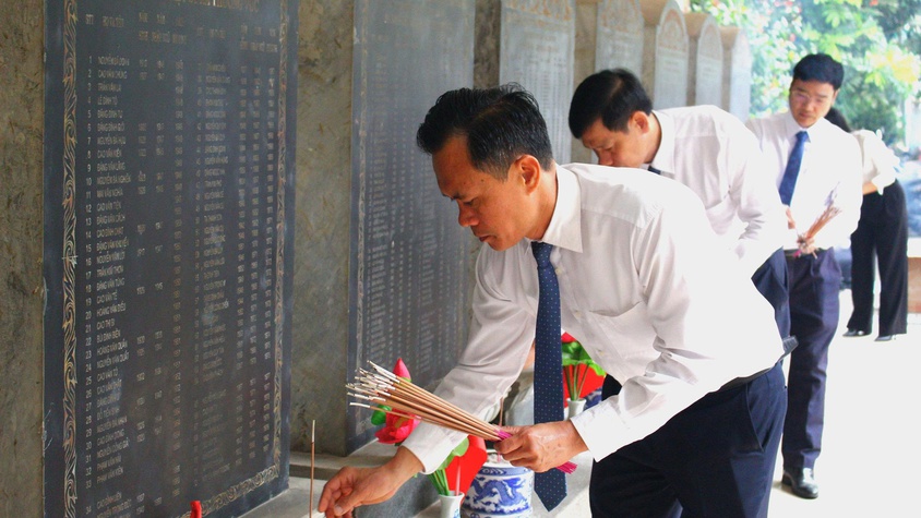 Phường Chương Mỹ dâng hương tại Nghĩa trang Liệt sĩ phường nhân kỷ niệm 51 năm Ngày Giải phóng miền Nam, thống nhất đất nước 30/4/1975 - 30/4/2026